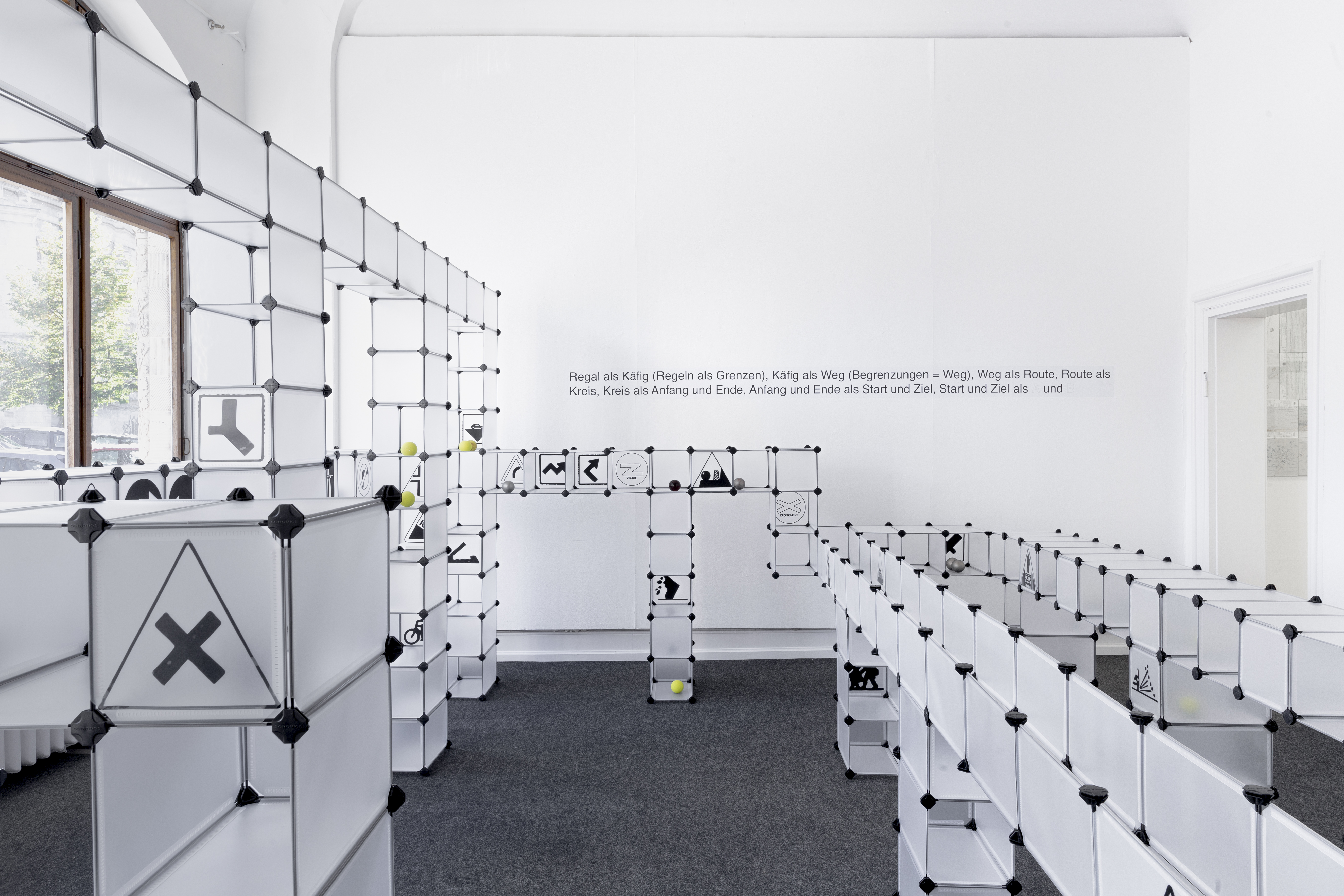 Ausstellungsansicht Leonie Nagel "StVO auf St.L"